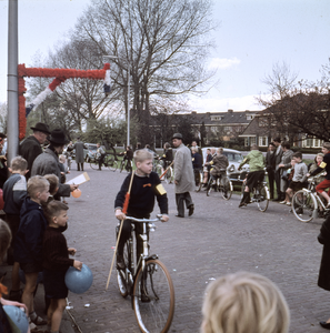 859568 Afbeelding van het ringsteken op de fiets tijdens Koninginnedag in de Professor Leonard Fuchslaan te Utrecht.